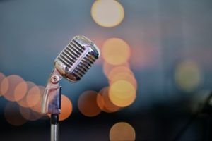 retro-microfoon-op-het-podium-over-wazig-bokeh-achtergrond_67155-152 comedy talentenjacht gelderland